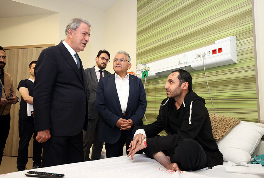 Bakan Akar, hastanede tedavisi devam eden depremzedelerle bayramlaştı Bakan Akar, hastanede tedavisi devam eden depremzedelerle bayramlaştı