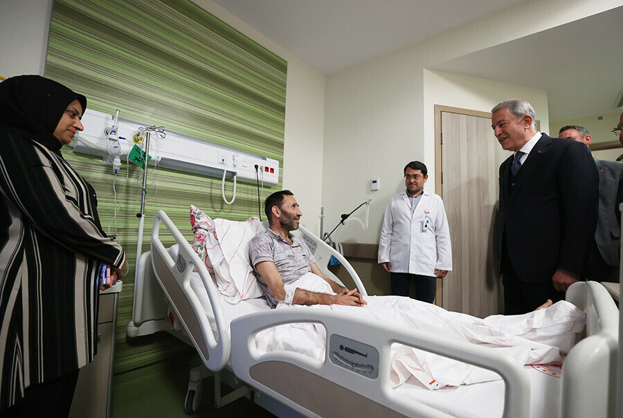 Bakan Akar, hastanede tedavisi devam eden depremzedelerle bayramlaştı Bakan Akar, hastanede tedavisi devam eden depremzedelerle bayramlaştı
