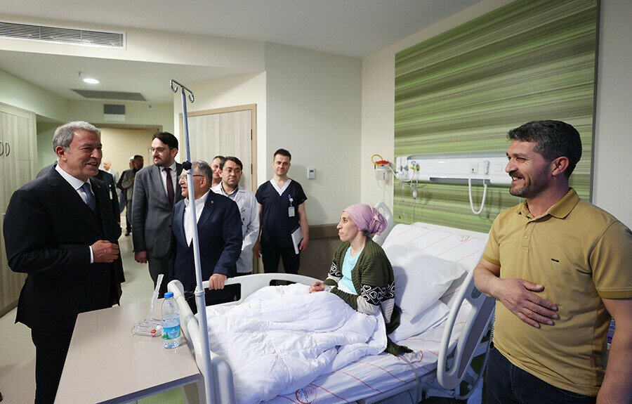 Bakan Akar, hastanede tedavisi devam eden depremzedelerle bayramlaştı Bakan Akar, hastanede tedavisi devam eden depremzedelerle bayramlaştı