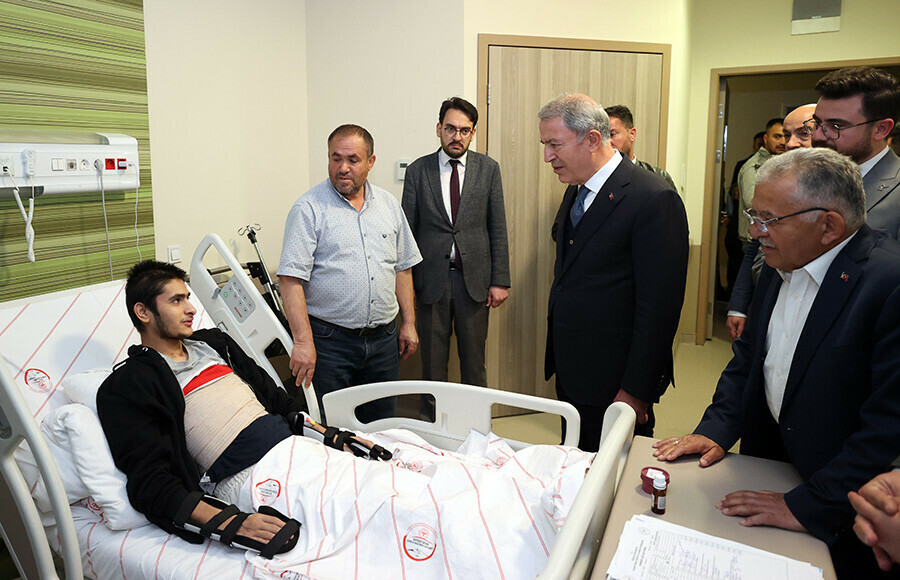 Bakan Akar, hastanede tedavisi devam eden depremzedelerle bayramlaştı Bakan Akar, hastanede tedavisi devam eden depremzedelerle bayramlaştı