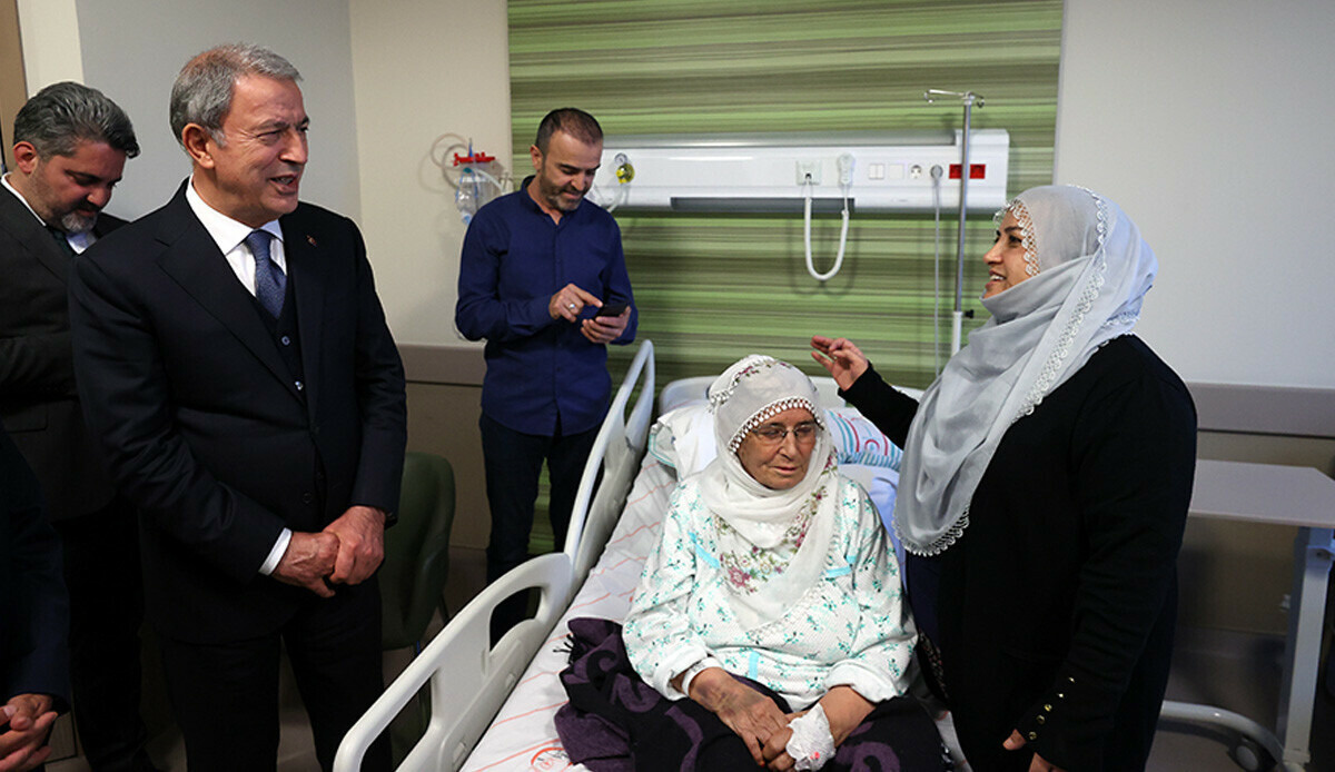 Bakan Akar, hastanede tedavisi devam eden depremzedelerle bayramlaştı Bakan Akar, hastanede tedavisi devam eden depremzedelerle bayramlaştı