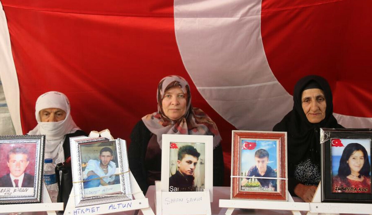 Terör mağdurları evlatlarını istiyor! Bayramda HDP binası önünde umutlu bekleyiş: 15 bayramdır oğlumdan haber alamıyorum