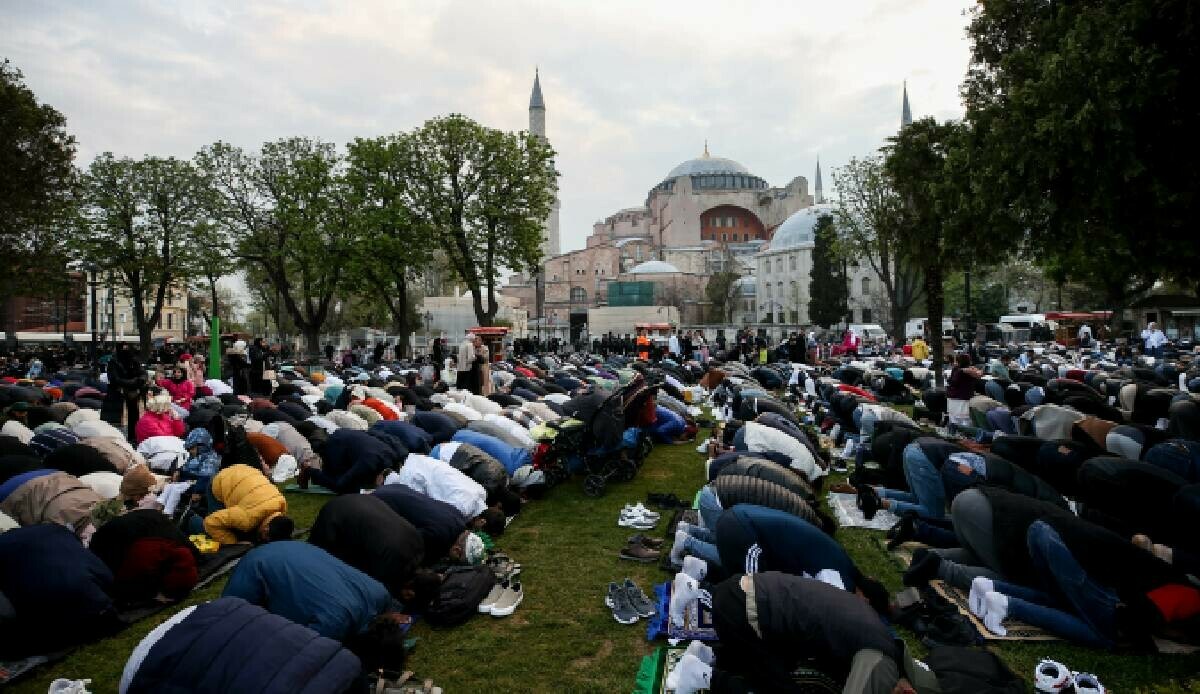 Müslümanlar Ayasofya'ya akın etti