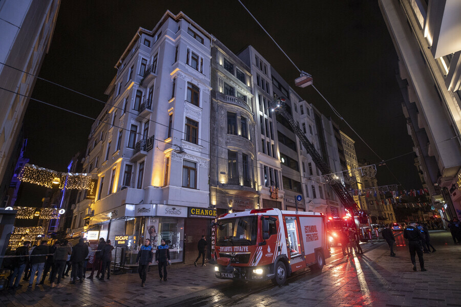 Son dakika! İstiklal Caddesi'nde 6 katlı otelde yangın