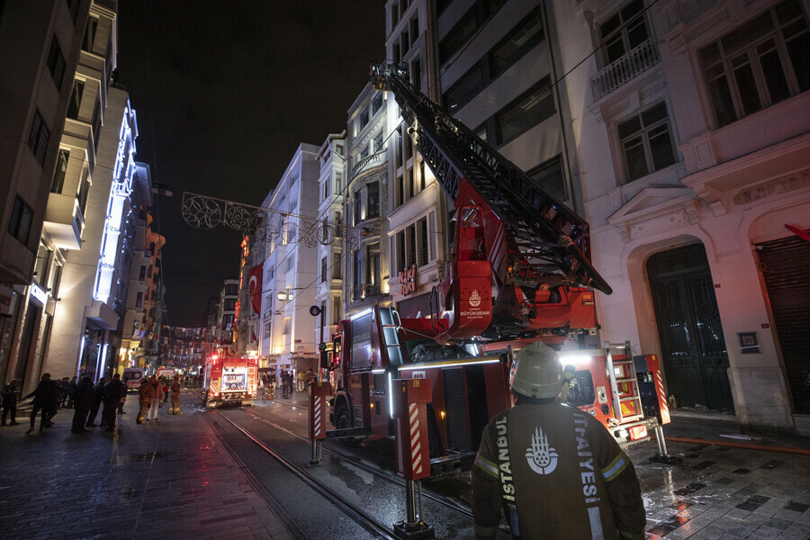 Son dakika! İstiklal Caddesi'nde 6 katlı otelde yangın
