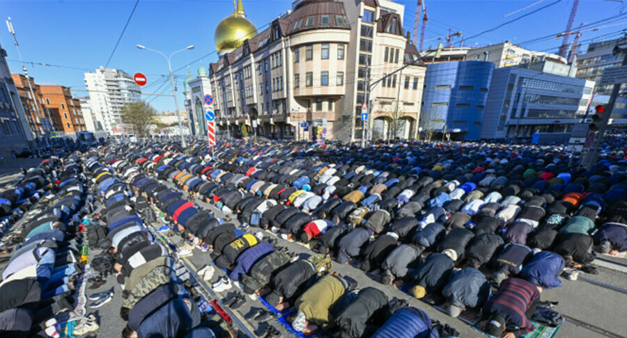 Rusya'da Müslümanlar Ramazan Bayramı namazında camilere sığmadı