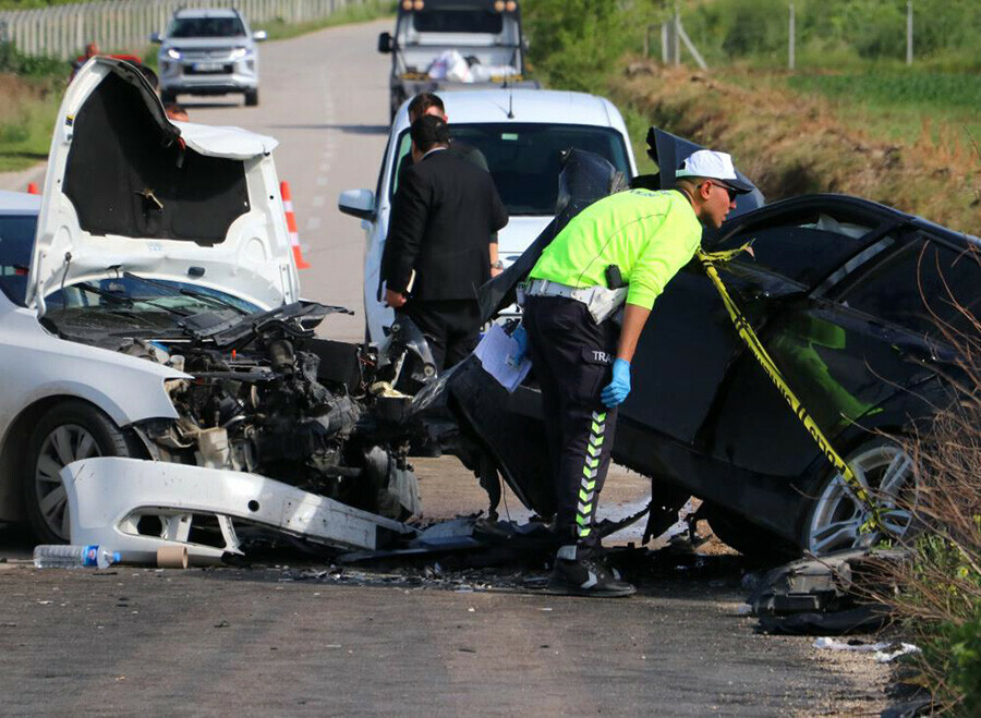 Adana'da bayram günü feci kaza! İki otomobil kafa kafaya çarpıştı, ölü ve yaralılar var