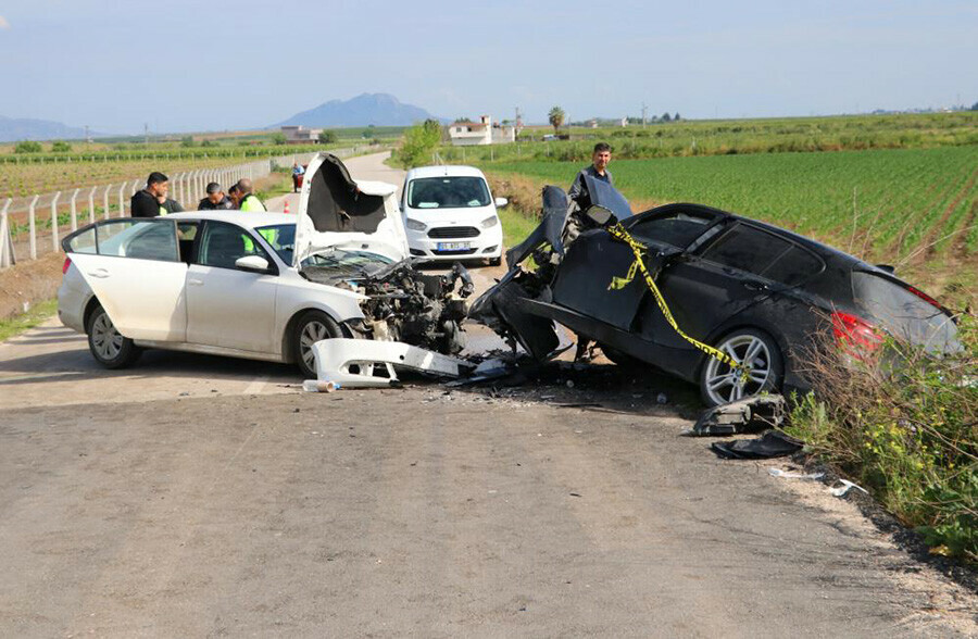 Adana'da bayram günü feci kaza! İki otomobil kafa kafaya çarpıştı, ölü ve yaralılar var
