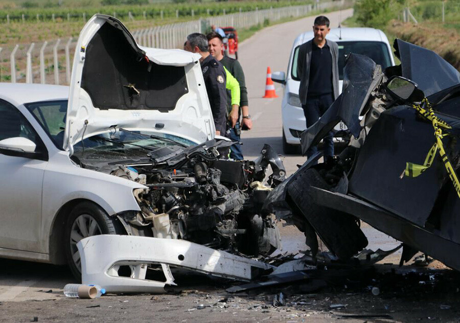 Adana'da bayram günü feci kaza! İki otomobil kafa kafaya çarpıştı, ölü ve yaralılar var