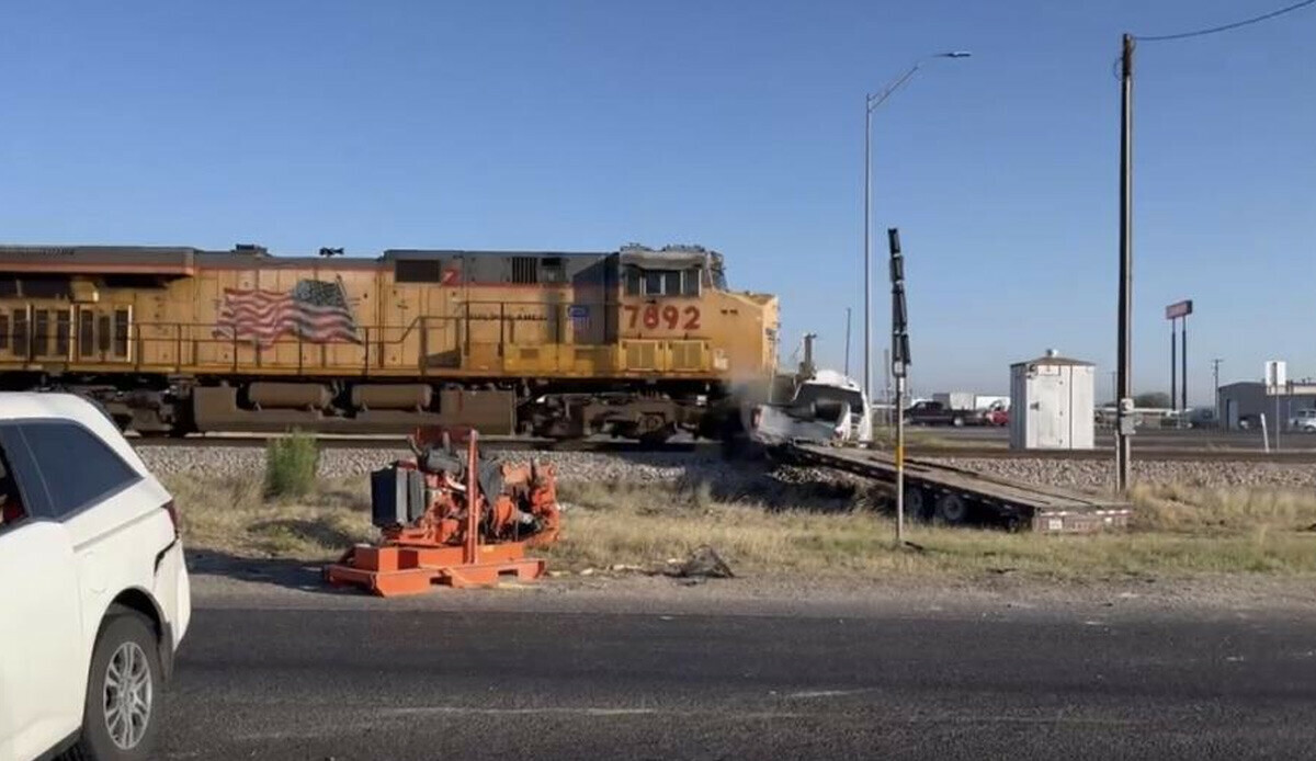 Texas’ta yük treni raylardaki aracı biçti: Sürücü son anda kurtuldu