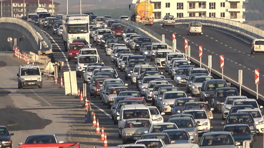 Tatilciler dönüş için yollara döküldü, 43 ilin geçiş güzergahında trafik durdu Tatilciler dönüş için yollara döküldü, 43 ilin geçiş güzergahında trafik durdu