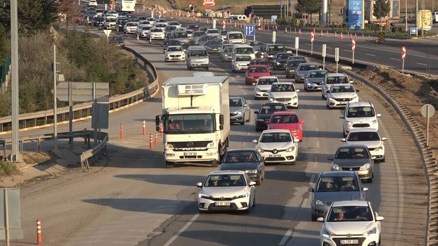 Tatilciler dönüş için yollara döküldü, 43 ilin geçiş güzergahında trafik durdu Tatilciler dönüş için yollara döküldü, 43 ilin geçiş güzergahında trafik durdu
