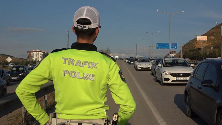 Tatilciler dönüş için yollara döküldü, 43 ilin geçiş güzergahında trafik durdu Tatilciler dönüş için yollara döküldü, 43 ilin geçiş güzergahında trafik durdu