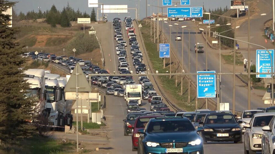 Tatilciler dönüş için yollara döküldü, 43 ilin geçiş güzergahında trafik durdu Tatilciler dönüş için yollara döküldü, 43 ilin geçiş güzergahında trafik durdu