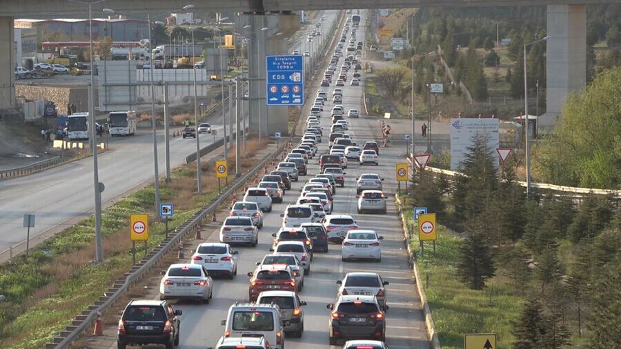 Tatilciler dönüş için yollara döküldü, 43 ilin geçiş güzergahında trafik durdu Tatilciler dönüş için yollara döküldü, 43 ilin geçiş güzergahında trafik durdu