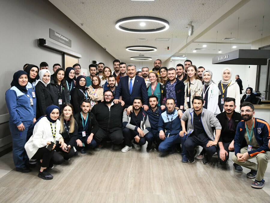Bakan Koca'dan hastanelere bayram ziyareti: Görev başındakilerle tek tek sohbet etti Bakan Koca'dan hastanelere bayram ziyareti: Görev başındakilerle tek tek sohbet etti