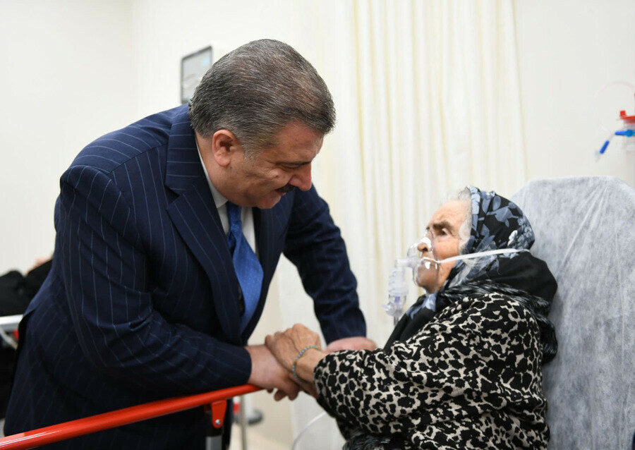 Bakan Koca'dan hastanelere bayram ziyareti: Görev başındakilerle tek tek sohbet etti Bakan Koca'dan hastanelere bayram ziyareti: Görev başındakilerle tek tek sohbet etti