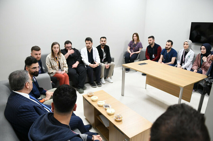 Bakan Koca'dan hastanelere bayram ziyareti: Görev başındakilerle tek tek sohbet etti Bakan Koca'dan hastanelere bayram ziyareti: Görev başındakilerle tek tek sohbet etti