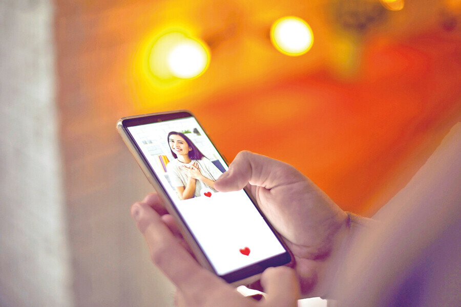 Sanal aşklar yuva yıkıyor! Online flört aile yapısını dinamitliyor