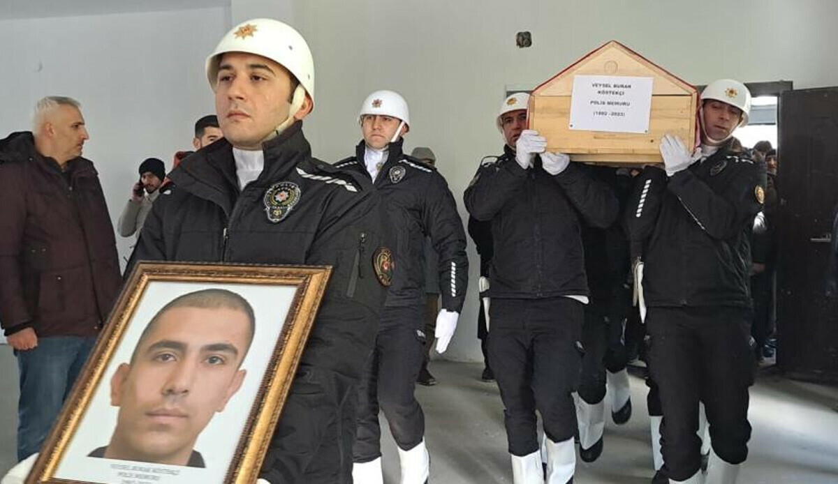 8 aylık evliydi, Kahramanmaraş depremlerinde şehit oldu: Babası mezarını ziyaret etti, görenler gözyaşlarını tutamadı 8 aylık evliydi, Kahramanmaraş depremlerinde şehit oldu: Babası mezarını ziyaret etti, görenler gözyaşlarını tutamadı