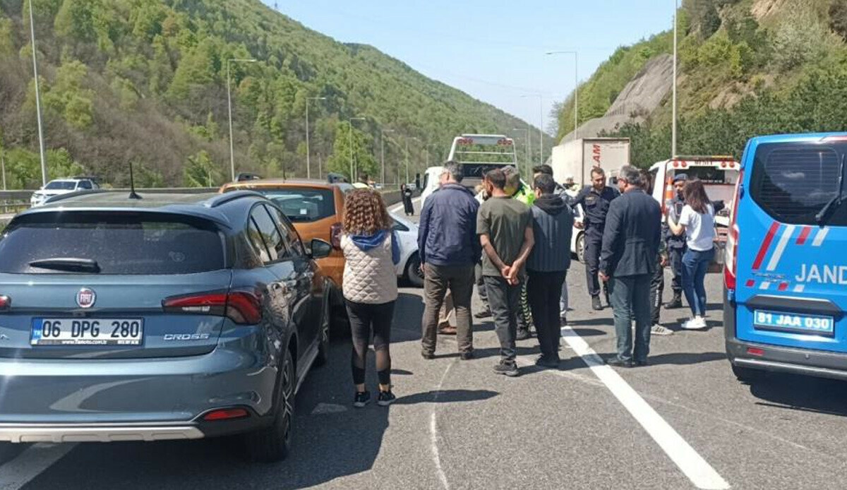 Bolu'da 4 araç birbirine girdi, yol savaş alanına döndü: TEM Otoyolu trafiğe kapandı