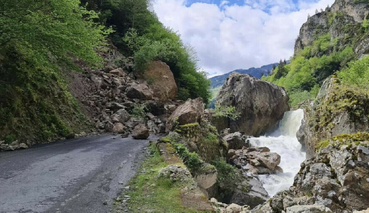 Trabzon'da heyelan! Atayurt-Santa grup yolu ulaşıma kapandı Trabzon'da heyelan! Atayurt-Santa grup yolu ulaşıma kapandı