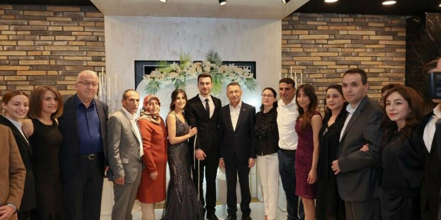 Cumhurbaşkanı Yardımcısı Oktay kalabalığı görünce aracını durdurdu! Genç çifte nişan sürprizi