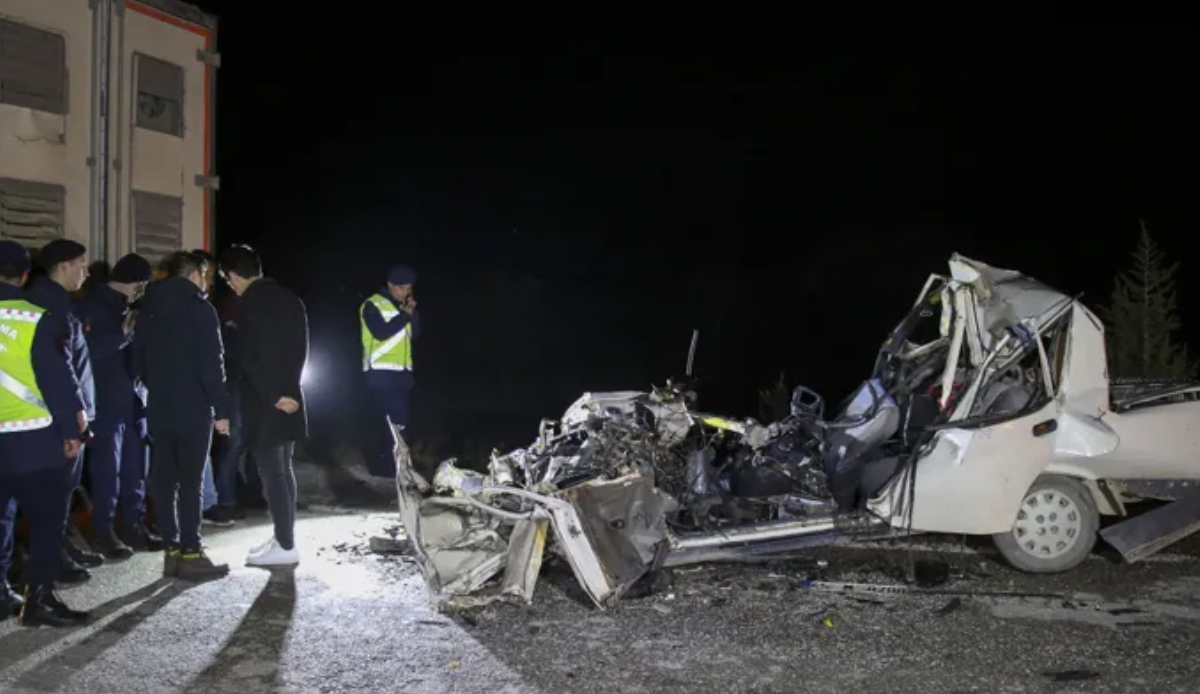 Korkunç trafik kazası! Araç tanınmaz hale geldi: 2 ölü Korkunç trafik kazası! Araç tanınmaz hale geldi: 2 ölü