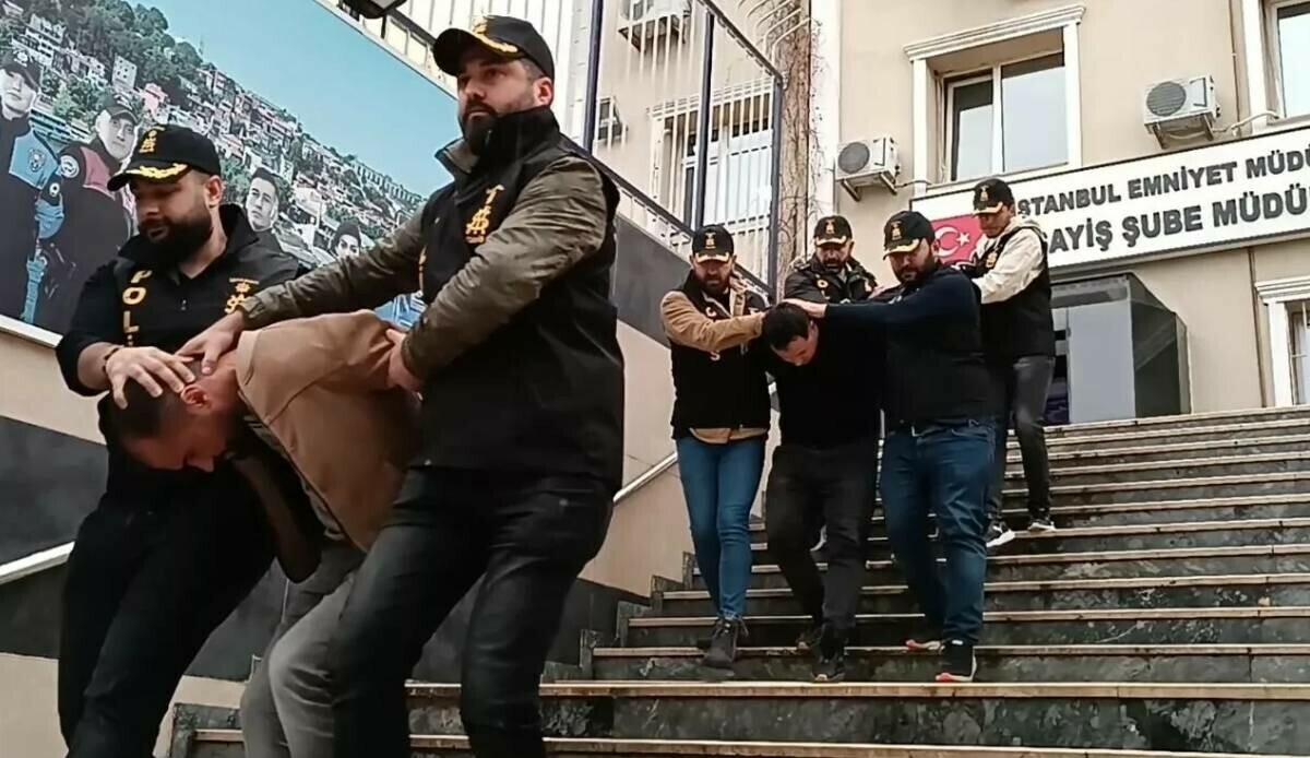 İstanbul'un göbeğinde dehşete düşüren anlar! Eve gelen ustalar anne-kıza korku dolu anlar yaşattı İstanbul'un göbeğinde dehşete düşüren anlar! Eve gelen ustalar anne-kıza korku dolu anlar yaşattı
