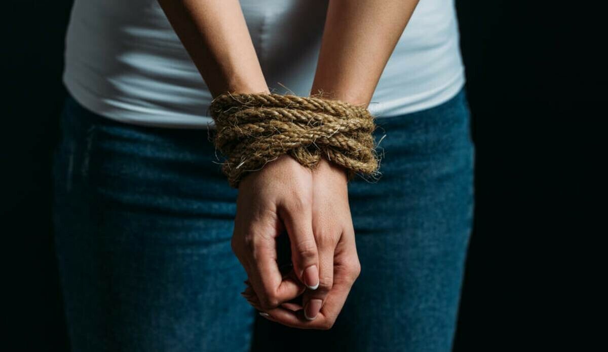İstanbul&#039;un göbeğinde dehşete düşüren anlar! Eve gelen ustalar anne-kıza korku dolu anlar yaşattı