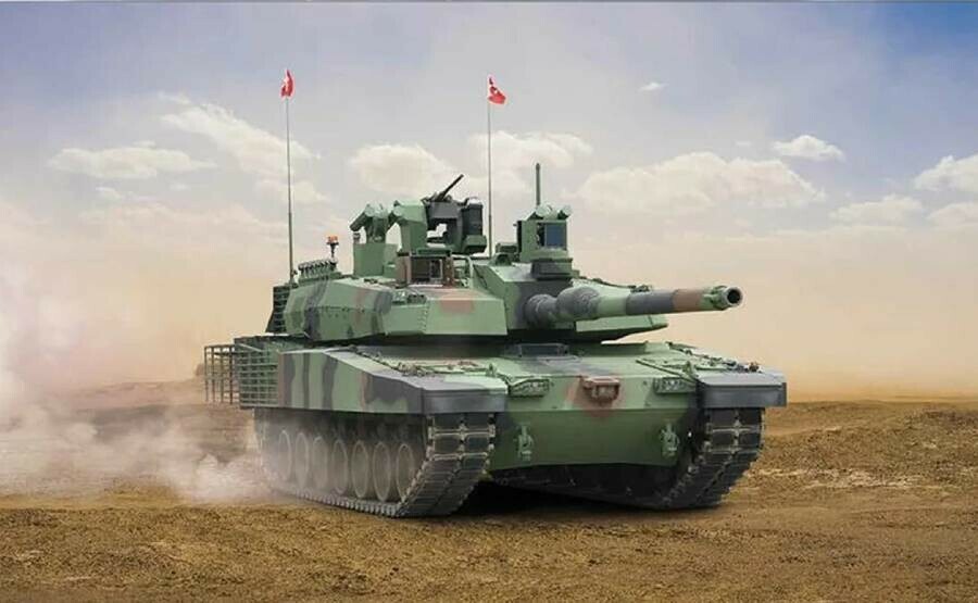 <p>Türk Silahlı Kuvvetleri'nin son yıllarda icra ettiği operasyonlar çerçevesinde edinilen tecrübelere ilişkin ilave özelliklerin kazandırıldığı<strong> milli tank “Yeni Altay” </strong>adıyla yeniden tanımlandı.</p><p> </p>