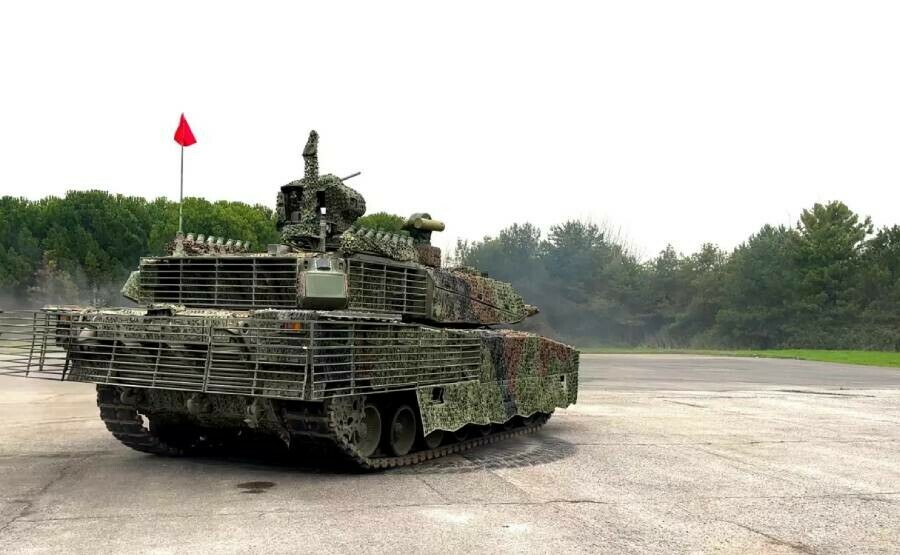 <p>İki adet Yeni Altay Tankı, bugün Sakarya Arifiye’de düzenlenecek törenle testleri için Kara Kuvvetleri Komutanlığı’na teslim edilecek.</p><p> </p>