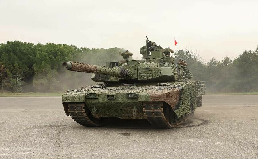 <p><strong>ZIRHI DELİNMEZ</strong></p><p>Tankların en büyük tehdidi olan zırh delici roketler, Altay'a işleyemeyecek. Özellikle Aselsan tarafından geliştirilen ve farklı bir teknoloji ile üretilen bir tank zırhıyla donFSZAatılacak olan Altay, sahada düşmanın korkulu rüyası olacak.</p><p> </p>