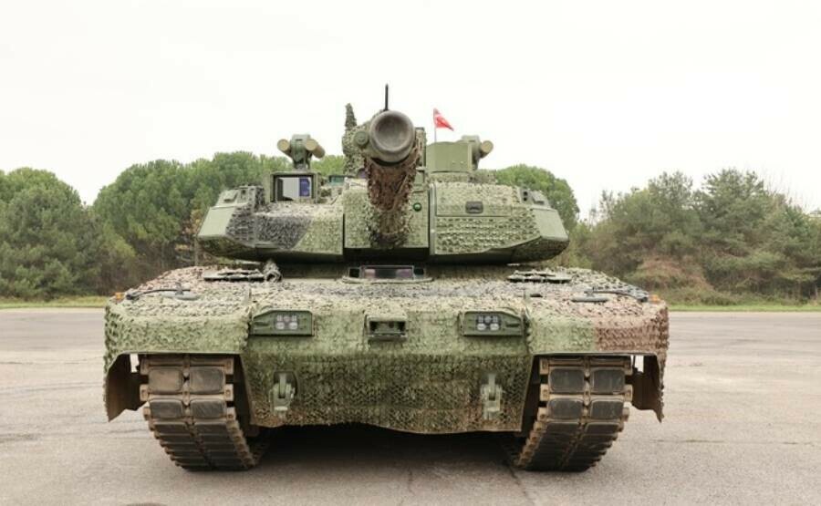 <p><strong>TEK RAKİBİ ALMAN</strong></p><p>Türkiye'nin milli tankı olma özelliğini taşıyan Altay, henüz seri üretime geçmemesine rağmen teknik özellikleri ve donanımlarıyla Alman Leopard'ıyla kafa kafaya yarışıyor.</p><p> </p>