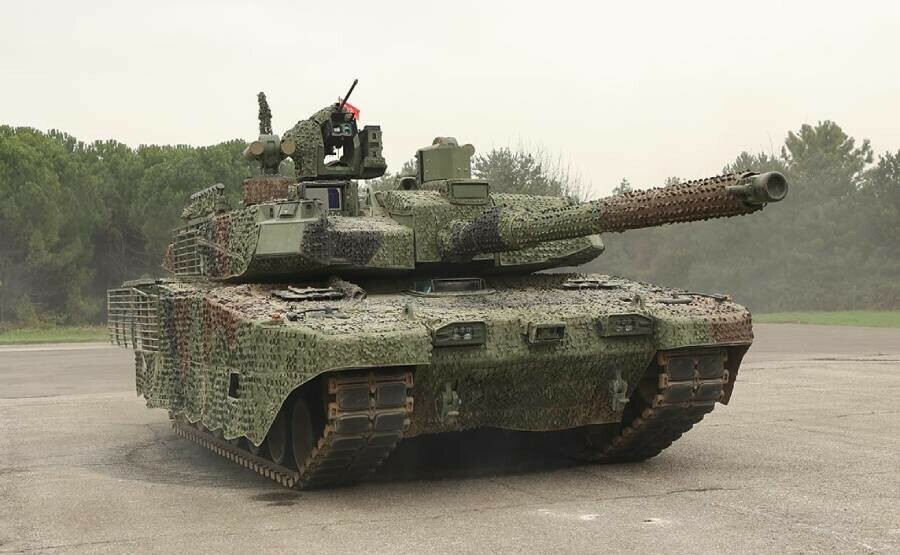 <p>2. Seri üretime girdiğinde yılda 750 adetlik kapasiteye ulaşması planlanan Altay, bu başarıyla dünya savunma otoritelerinin de dikkatini çekti.</p><p>Altay ve Leopard'a ait bazı karşılaştırmalar:</p><p> </p>