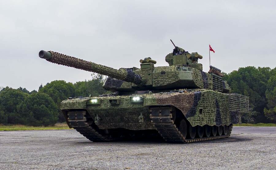 <p>ALTAY Mürettebat: Dört Ana silah: 120 mm 55 kalibre yivsiz Motor gücü: 1.500 beygir Maliyet (tahmini): 5.4 milyon $ Azami hız: 70 km</p><p> </p>