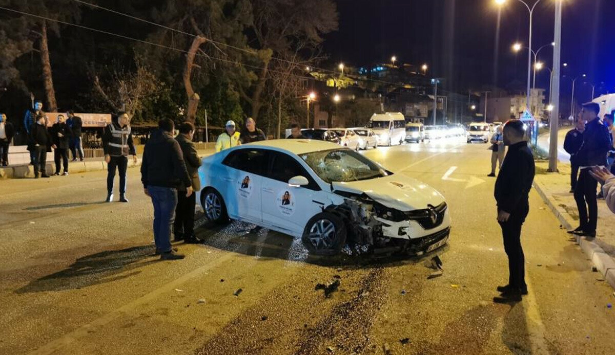 AK Parti milletvekili adayının yaralandığı kaza anbean kamerada