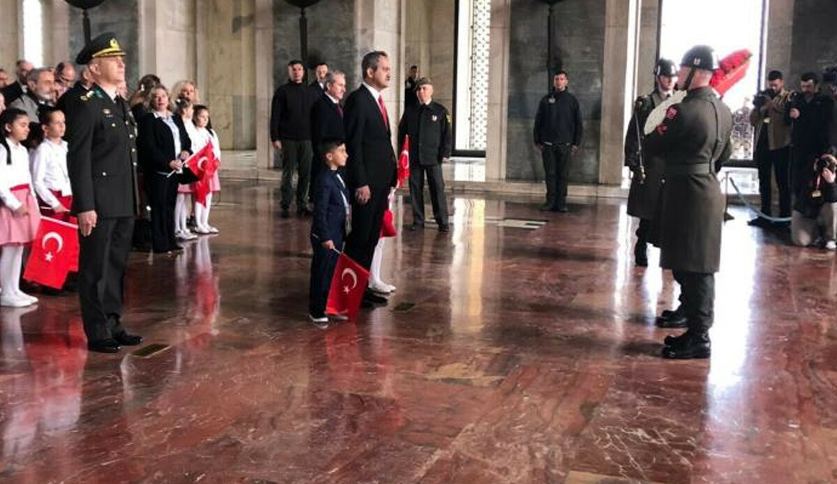 Bakan Özer'den 23 Nisan mesajı: Çocuklarla birlikte Anıtkabir'i ziyaret etti Bakan Özer'den 23 Nisan mesajı: Çocuklarla birlikte Anıtkabir'i ziyaret etti