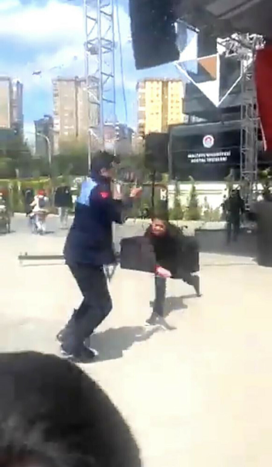 Maltepe'deki 23 Nisan kutlamalarında bıçaklı saldırgan dehşet saçtı!