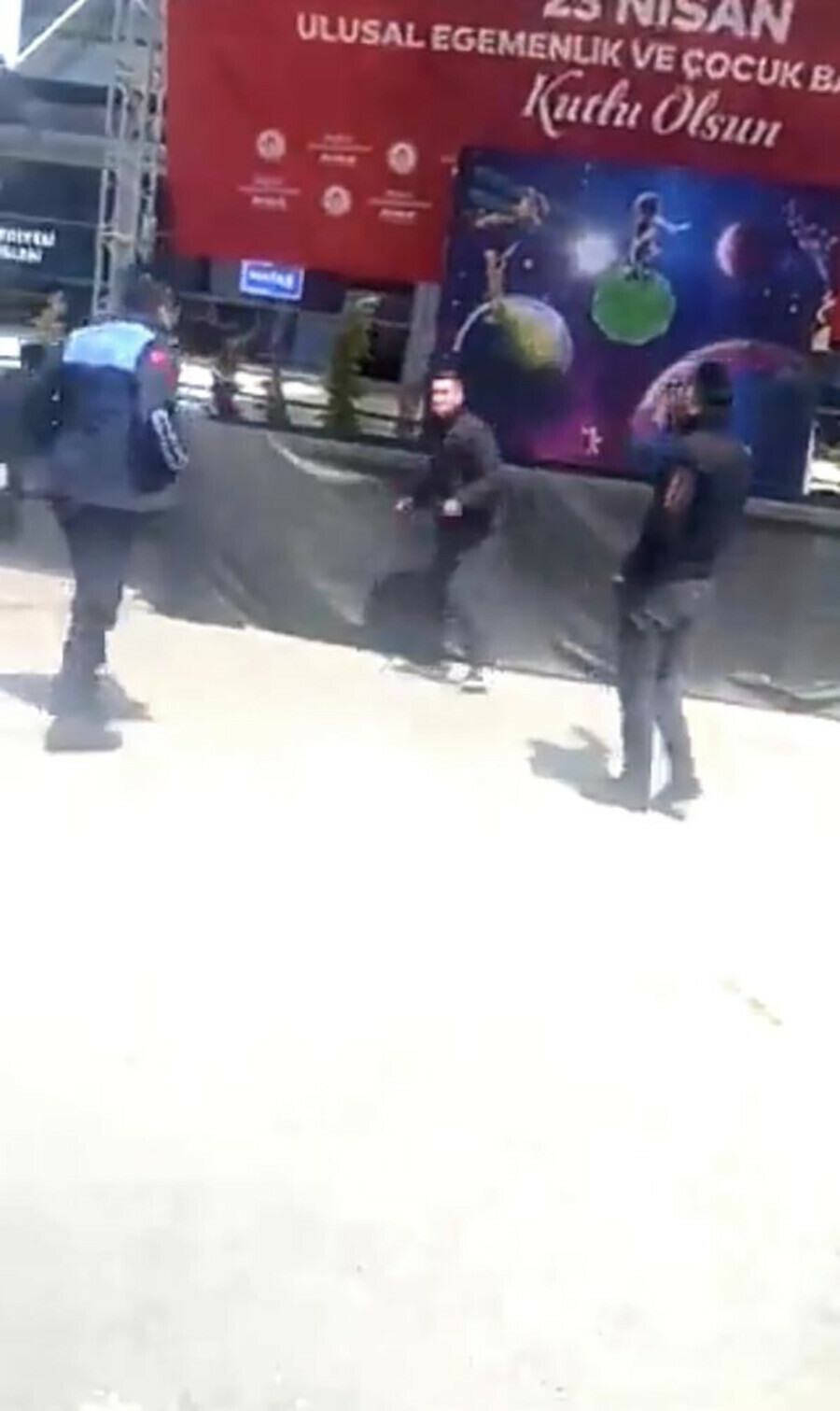 Maltepe'deki 23 Nisan kutlamalarında bıçaklı saldırgan dehşet saçtı!