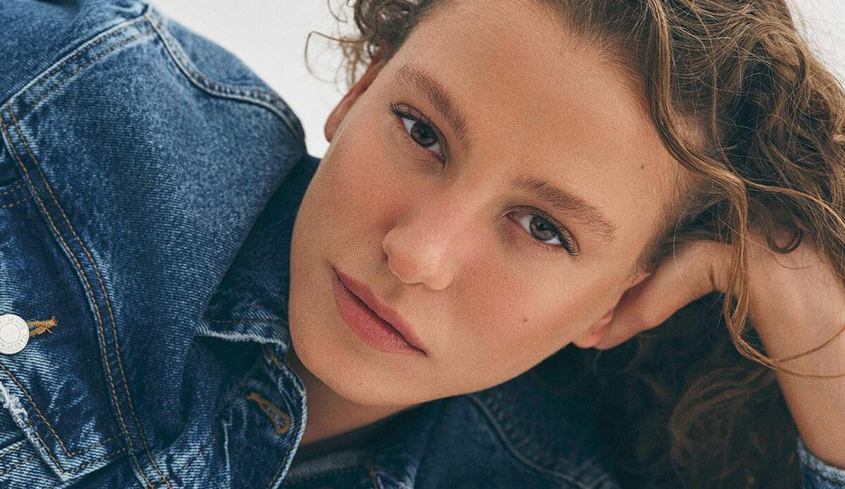 Ünlü oyuncu Serenay Sarıkaya, 23 Nisan mesajını çocukluk fotoğrafıyla paylaştı