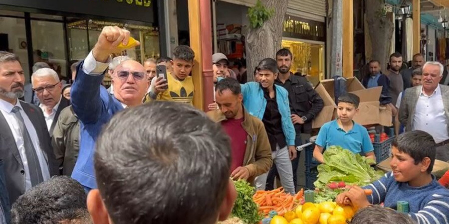 CHP’li Mahmut Tanal’ın Şanlıurfa’da soğan provokasyonuna vatandaştan sert tepki