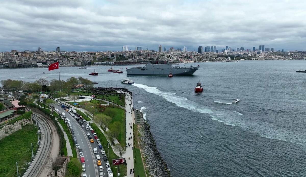 TCG Anadolu, İstanbul'dan ayrıldı! Cumhurbaşkanı Erdoğan, çocuklarla uğurladı