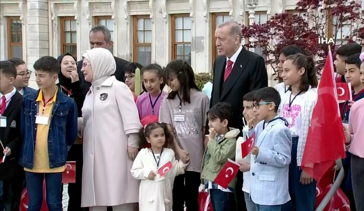 TCG Anadolu, İstanbul'dan ayrıldı! Cumhurbaşkanı Erdoğan, çocuklarla uğurladı