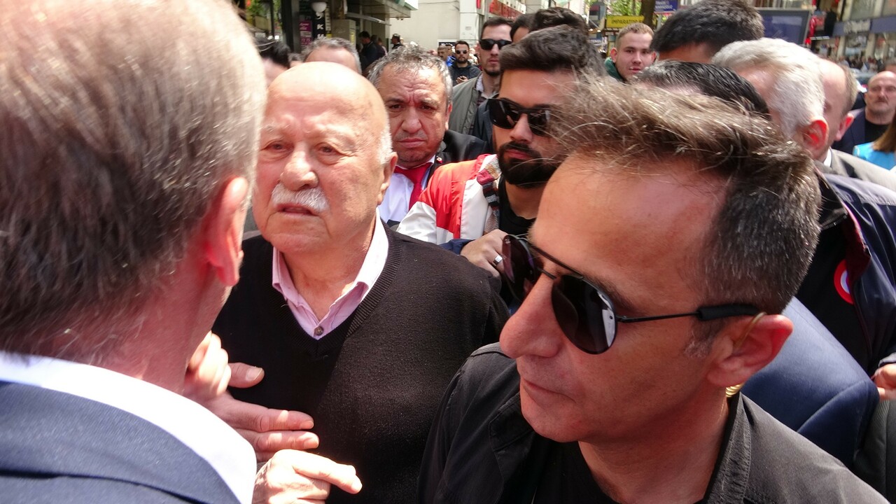 İnce'den, 'AK Parti'nin polisi nasıl sizi koruyor' diye soran vatandaşa tokat gibi cevap İnce'den, 'AK Parti'nin polisi nasıl sizi koruyor' diye soran vatandaşa tokat gibi cevap