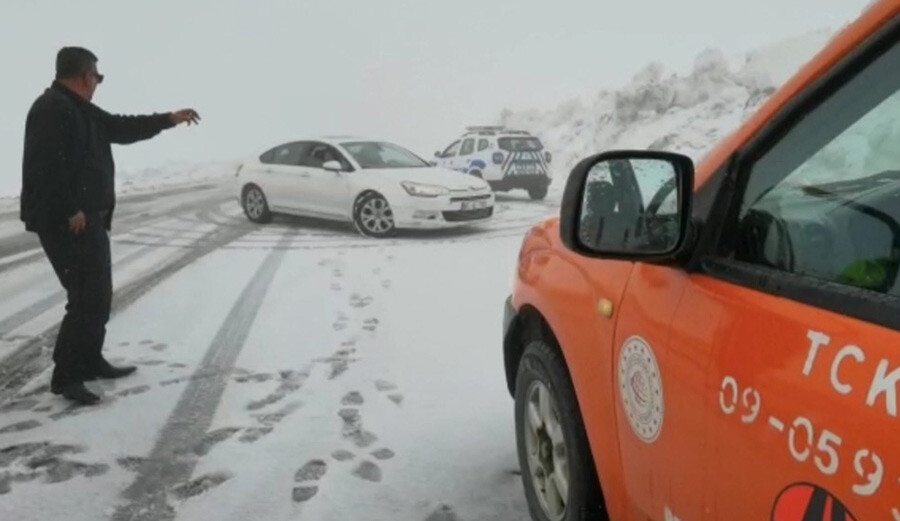 Nisan ayında kış geri geldi! Lapa lapa yağdı, ekipler alarma geçti Nisan ayında kış geri geldi! Lapa lapa yağdı, ekipler alarma geçti