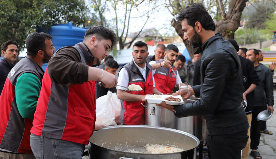 Sadakataşı 500 bin kişiye Ramazan yardımı ulaştırdı