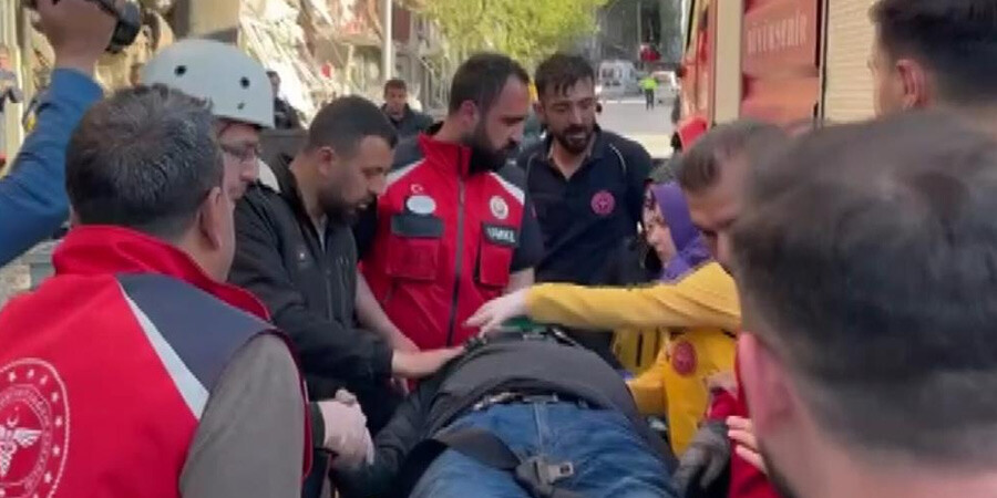 Malatya'da 6 katlı bina çöktü! Ekipler saniyelerle kurtuldu Malatya'da 6 katlı bina çöktü! Ekipler saniyelerle kurtuldu
