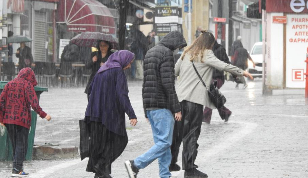 Meteoroloji&#039;nin uyarılarının ardından beklenen oldu: Edirne&#039;de gök gürültülü sağanak ile yollar göle döndü