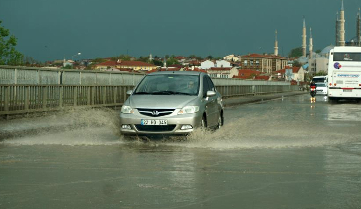 Meteoroloji'nin uyarılarının ardından beklenen oldu: Edirne'de gök gürültülü sağanak ile yollar göle döndü Meteoroloji'nin uyarılarının ardından beklenen oldu: Edirne'de gök gürültülü sağanak ile yollar göle döndü